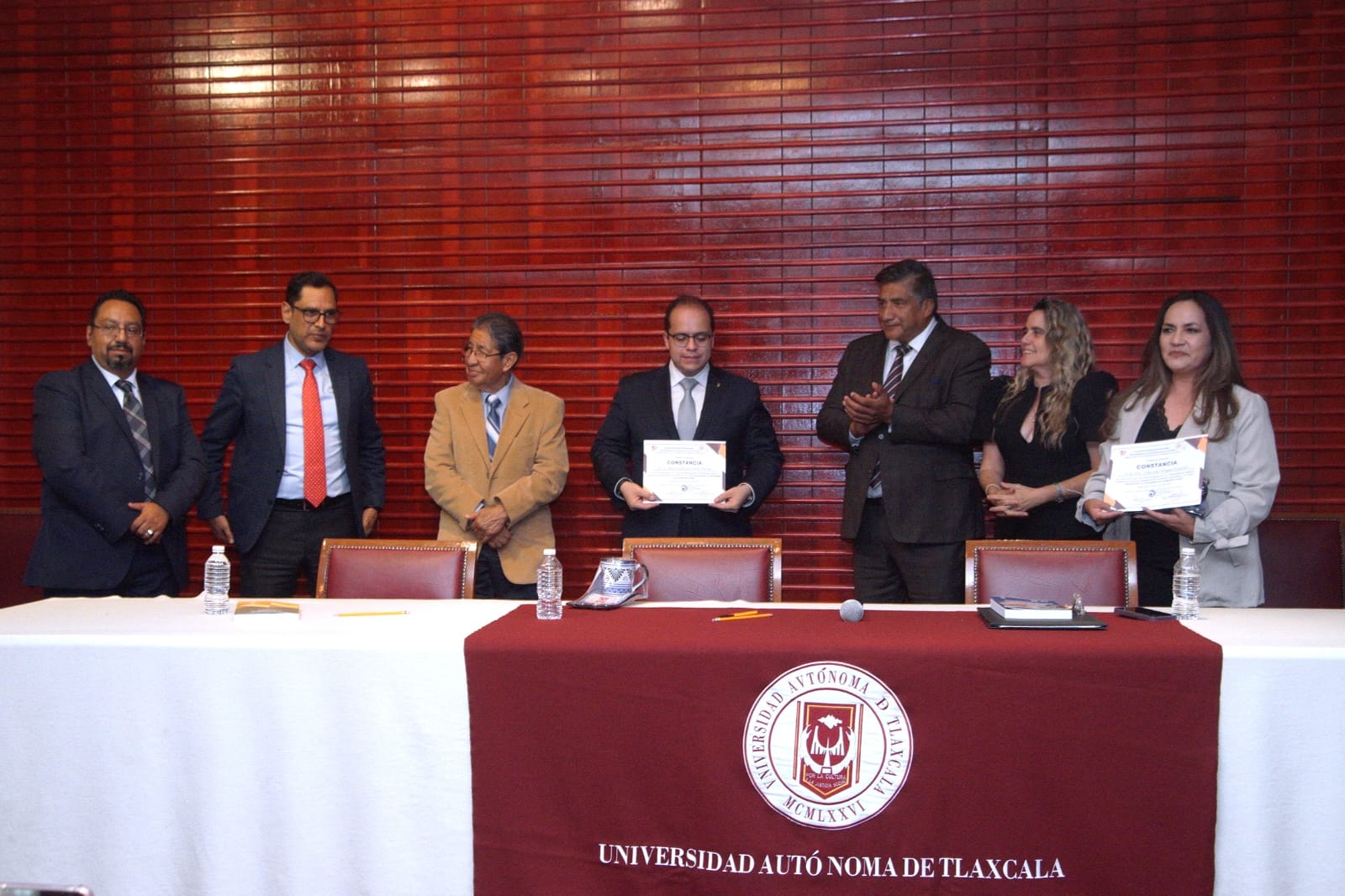 Presentaron en la UATx el libro Universidades públicas y autónomas: Límites y alcances de la autonomía universitaria